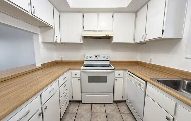 2/BD 2/BA Comfort & Convenience in the Heart of Vegas!