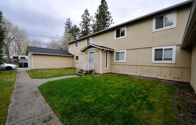 2 bed 1 bath apartment (4plex building)