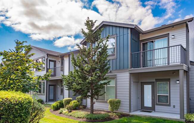 the preserve at ballantyne commons apartments courtyard and balconies