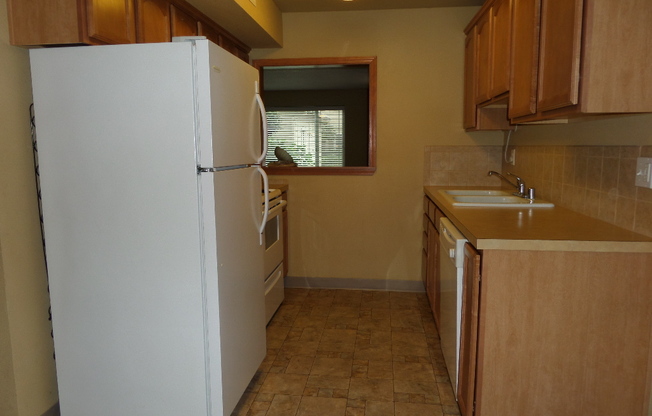 Two Bedroom Townhome, with Air Conditioning & Garage