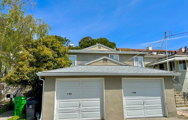 $2,190 - GORGEOUS TWO BEDROOM DUPLEX UNIT WITH GARDEN AND GARAGE IN HAYWARD FOOTHILLS