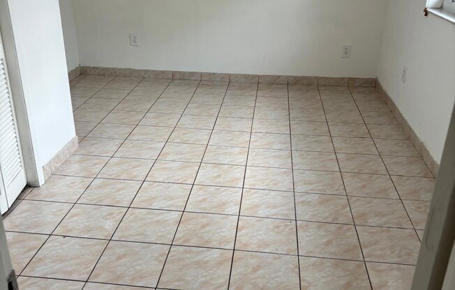 956 W 65 ST