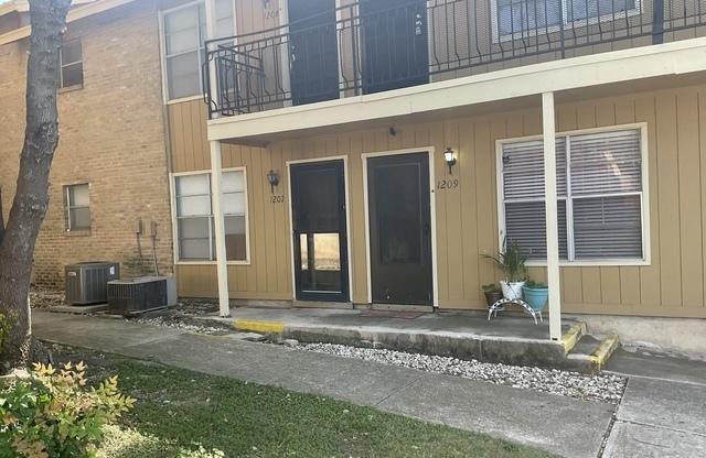 923 VANCE JACKSON RD