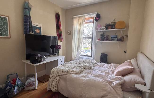 3 beds, 1 bath, $4,500, Unit 2