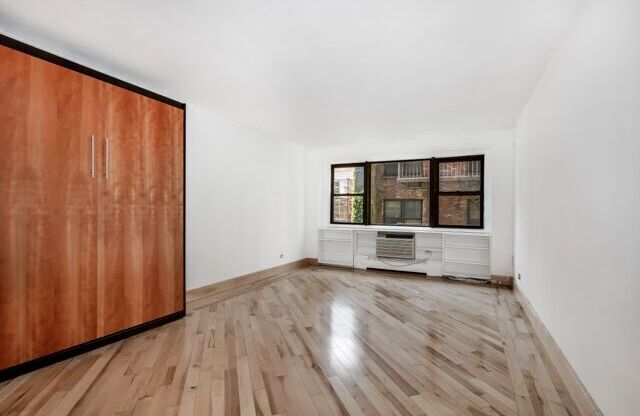 320 E 54 ST
