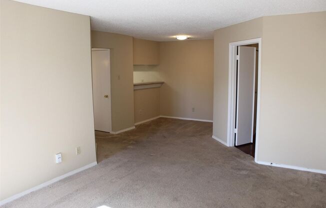 Cozy 2 bedroom Condo in Far North Dallas with a pool view!