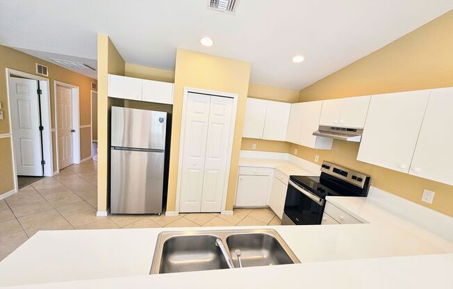 Great 3-bedrooms, 2 baths duplex with new appliance