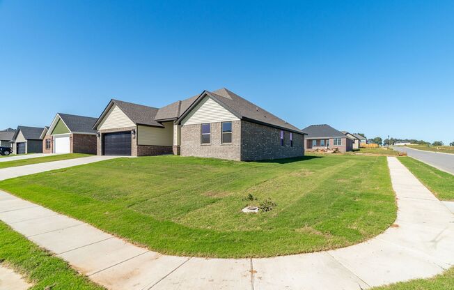 LIKE NEW 3-bedroom 2 bath Home in Prairie Grove!! FENCED YARD INCLUDED!