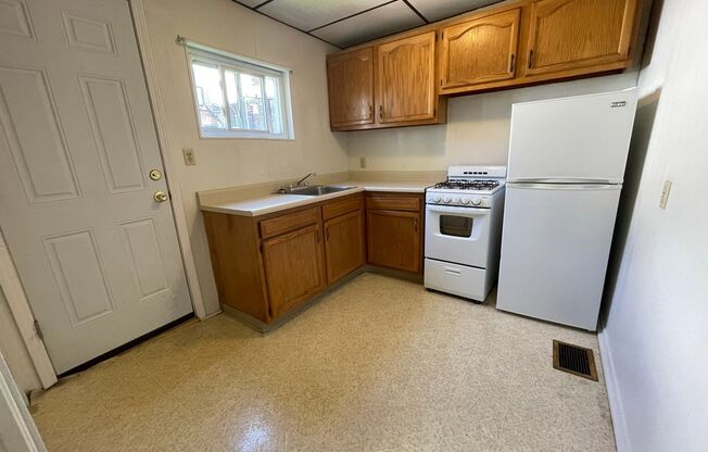 Oakland 1BR With Heat Included!! Great location on Semple! Call Today to Schedule a Tour!!