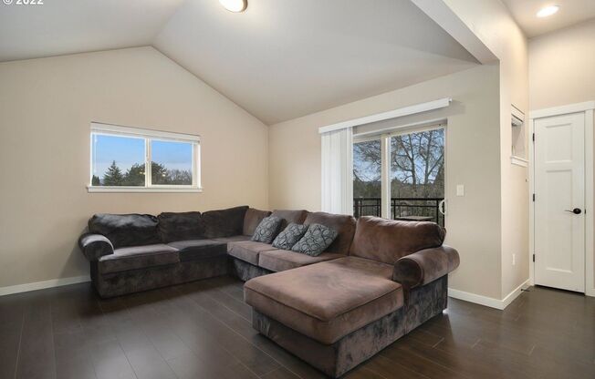 Cedar Hills 2 Bed 2 Bath Condo - Top fl w/Elevator! A/C, Washer & Dryer, Reserved Parking, Pool and More!