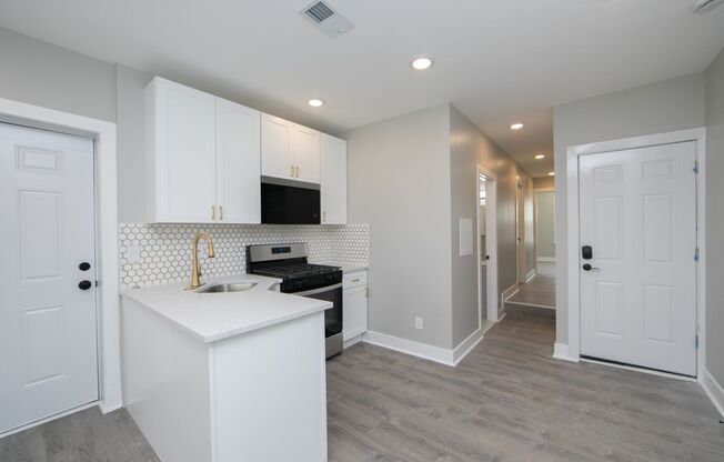 Beautiful Gut Renovated 2 Bed/1 Bath Apartment on Broadway Avenue in Camden!