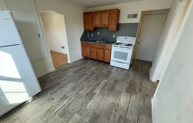 2 beds, 1 bath, $825, Unit 2nd floor