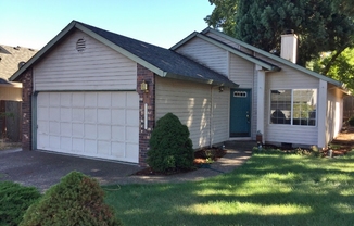 *Must See Inside!!**Fresh Paint* 3 Bedroom, 2 Bath Home in Close-In Tigard