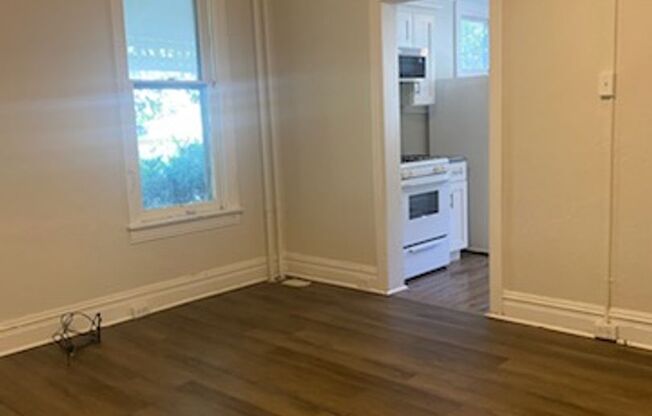 1 bed, 1 bath, $1,000, Unit 442 Lincoln St. - SIDE