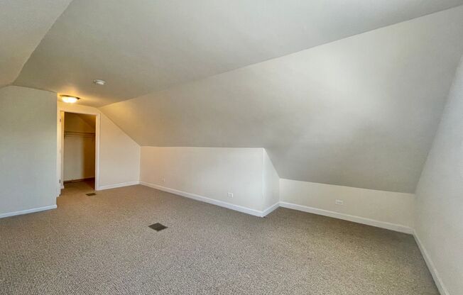 2 beds, 1 bath, 1,200 sqft, $1,800, Unit Unit 3R