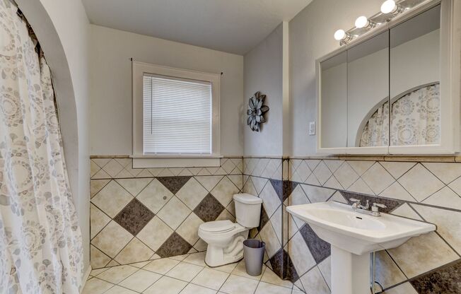 1 bed, 1 bath, 800 sqft, $945, Unit 1408 1/2