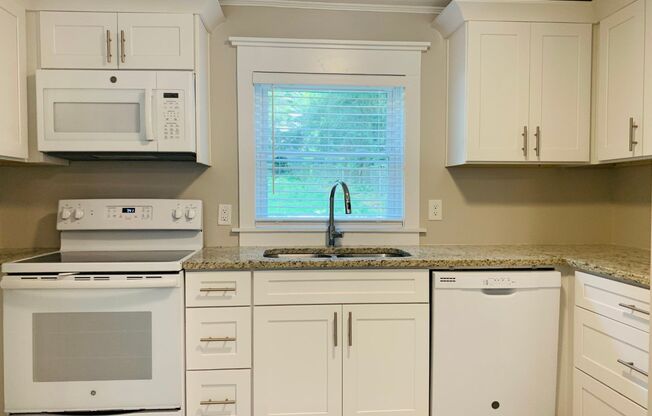 Wow! Grant Park Location! 3 bed, 2 bath, hardwood flooring, fireplace, renovated, ceiling fans, private yard, must see!