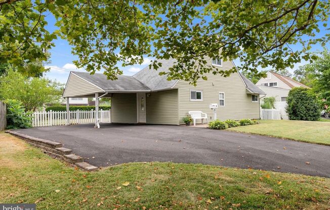 Welcome to this 4 bedroom 2 bath home in the Crabtree section of Levittown.