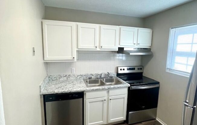 2 beds, 1.5 baths, 950 sqft, $949, Unit 77