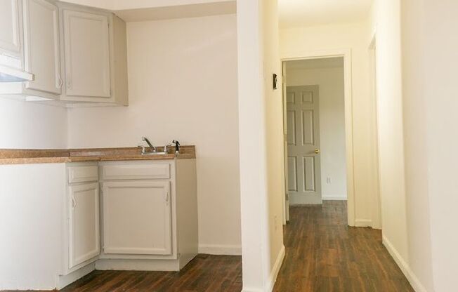 2 beds, 1 bath, $1,400, Unit #4