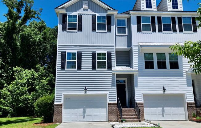 Well maintained end unit townhome in Grand Terrace at Grand Oaks - West Ashley