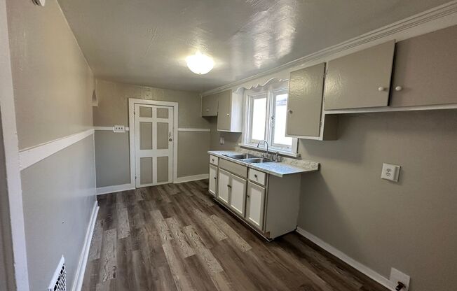 1 bed, 1 bath, $900, Unit R1