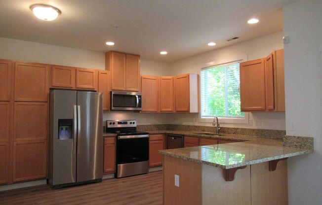 Light and Bright 3 bedroom 2.5 bath Townhome in Renton