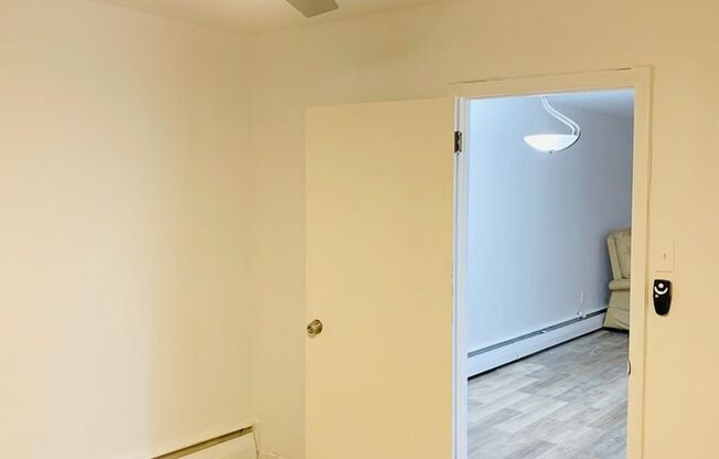 1 bed, 1 bath, 640 sqft, $975, Unit 2nd Floor