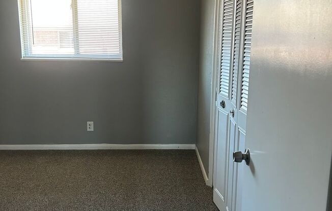 2 beds, 1 bath, 750 sqft, $1,070, Unit B02 1016 17