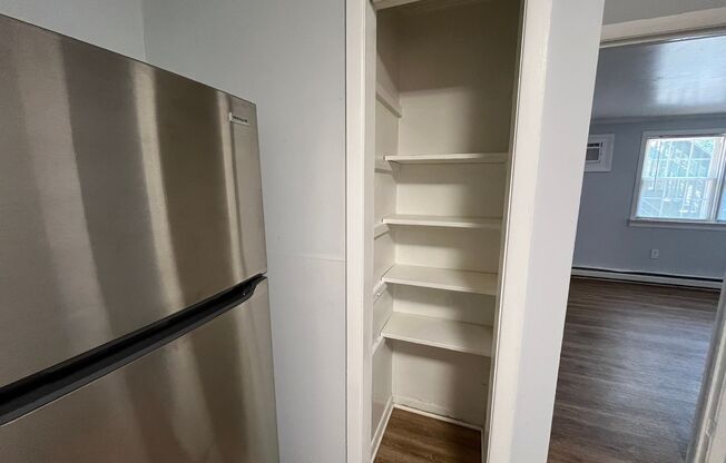 3 beds, 1 bath, 900 sqft, $999, Unit 413