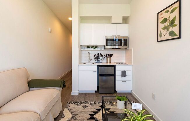 Studio, 1 bath, 304 sqft, $1,395, Unit 405