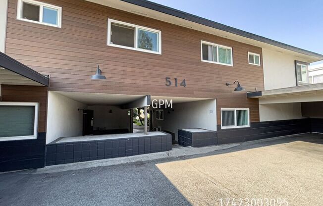 514 W HUNTINGTON DR