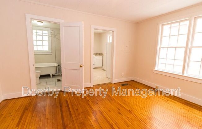 1113 E 8 ST