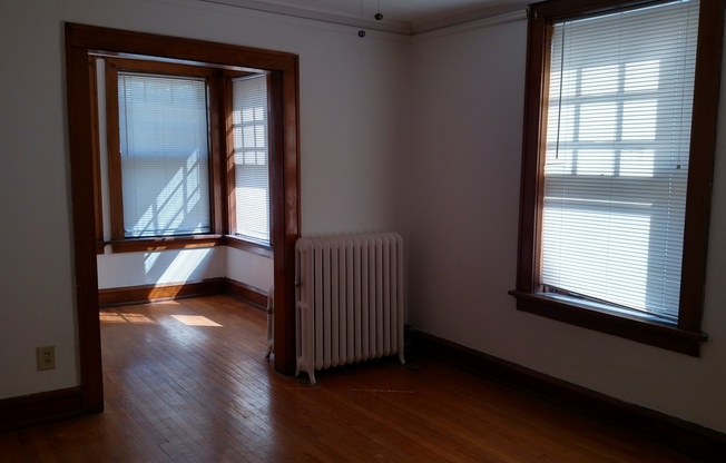 August Management presents the Murray Hill Apartments