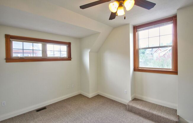 1 bed, 1 bath, 890 sqft, $1,555