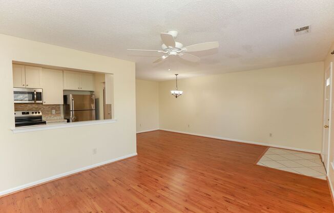 2 beds, 1 bath, $1,595