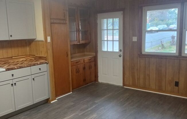 2 beds, 1 bath, $1,300