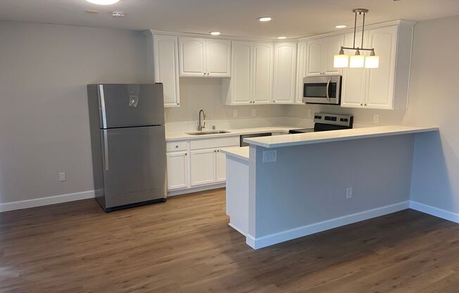 3 Bed, 2 Bath First Floor Condo in Central San Diego! Water/Trash Included!