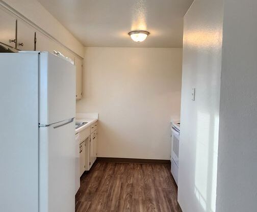 3 beds, 1 bath, $1,695, Unit 346-06