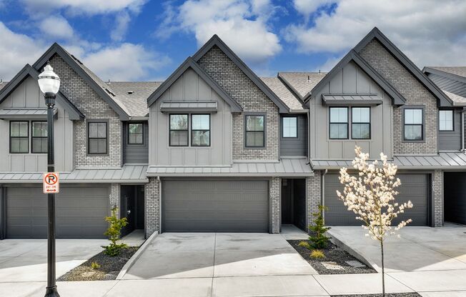 Luxury Townhome for Lease at the Courtyards at Hidden Crest - 6907 NE 132nd Way