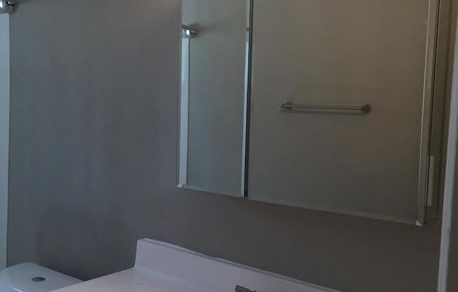 1 bed, 1 bath, 755 sqft, $925, Unit 19