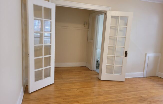 Studio, 1 bath, $895, Unit 33