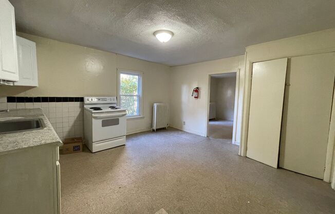 3 beds, 1 bath, $1,300, Unit Apt # 1