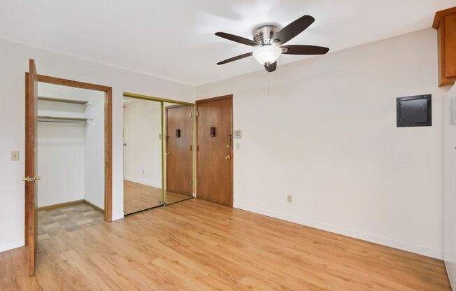 2 beds, 1 bath, $1,300, Unit 11