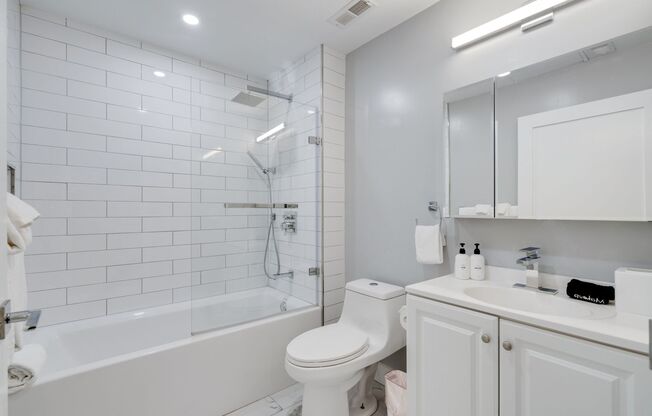 2 beds, 1 bath, 905 sqft, $2,695, Unit 813