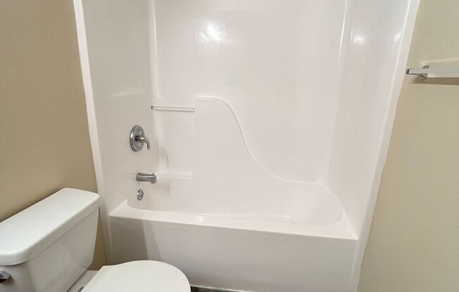 3 beds, 1 bath, 1,044 sqft, $895, Unit 18