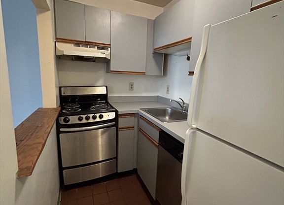 2 beds, 1 bath, 725 sqft, $2,700, Unit 4