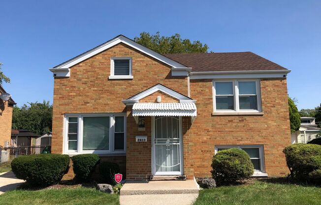 Fresh 3bed/2bath Home Close to Transportation Fenced Backyard