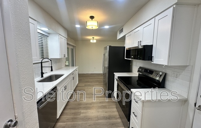 10806 W CAMELOT CIR