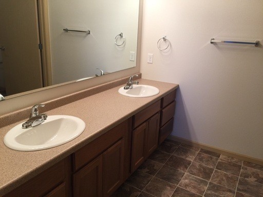 3 beds, 2 baths, $1,425, Unit 313